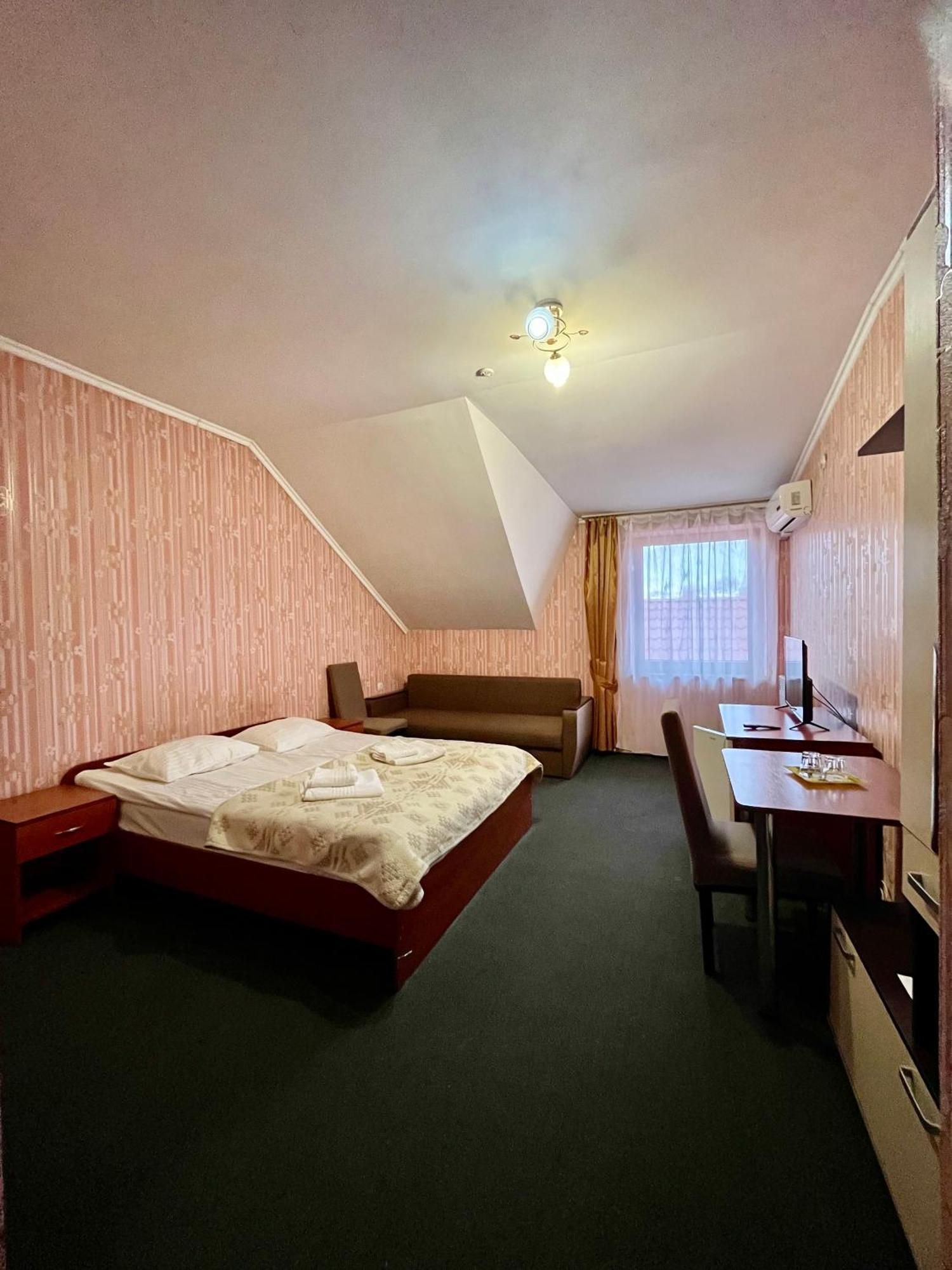 Hotel Domino Berehove  Esterno foto